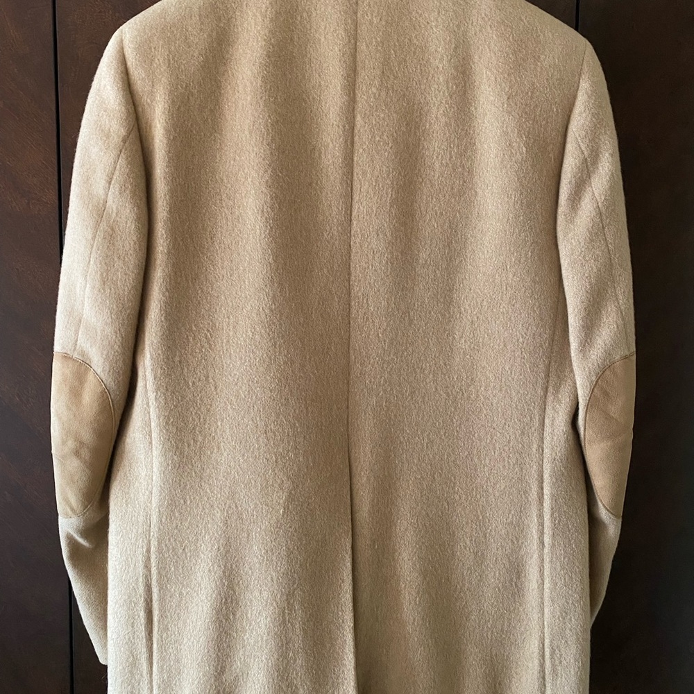 Men’s 100% Camel Hair Sport Jacket size 40. Like new condition. Leather buttons